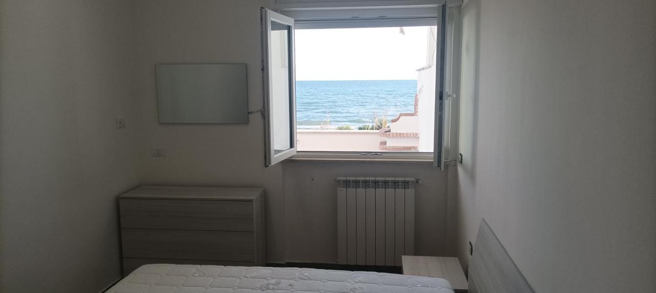The Suite On The Beach Torvaianica Exterior photo
