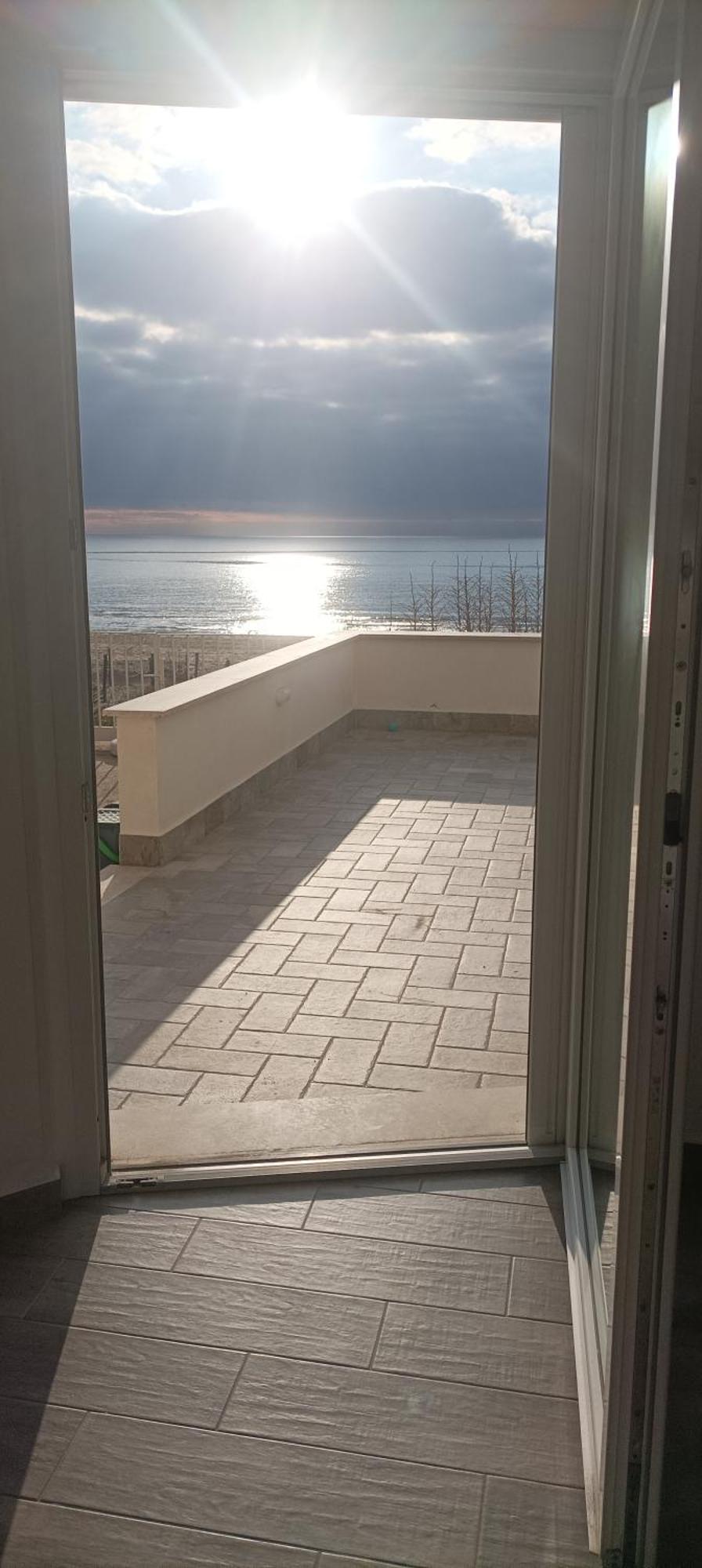 The Suite On The Beach Torvaianica Exterior photo